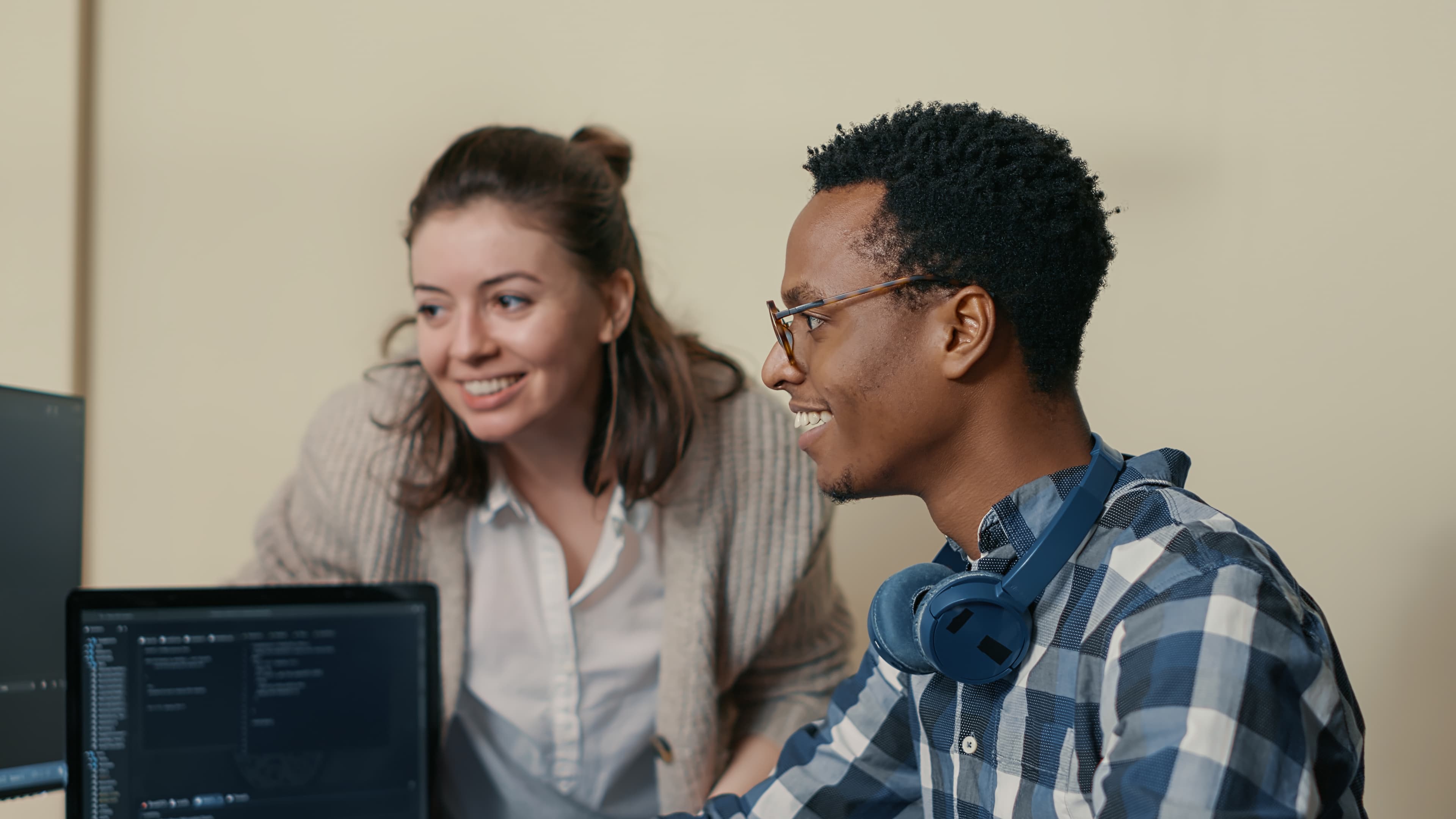 Développeurs collaborant sur du code